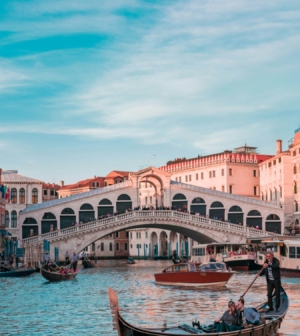 Rialto Bridge in Italy with a gondola in foreground