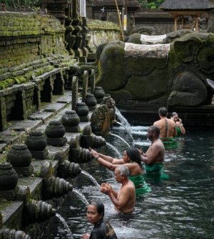 People bathing at Tirta Empul Temple